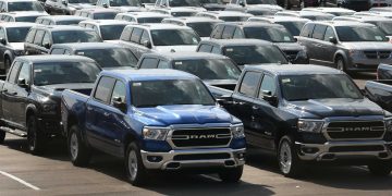 Chrysler prodded dealers to absorb glut of 40,000 unordered cars