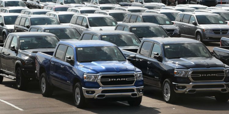 Chrysler prodded dealers to absorb glut of 40,000 unordered cars