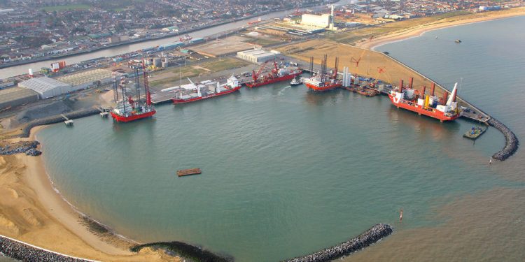 Four Moroccan migrants found abroad a cargo ship in east coast England