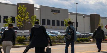 Amazon Grows in New York, Reviving Debate Over Abandoned Queens Project