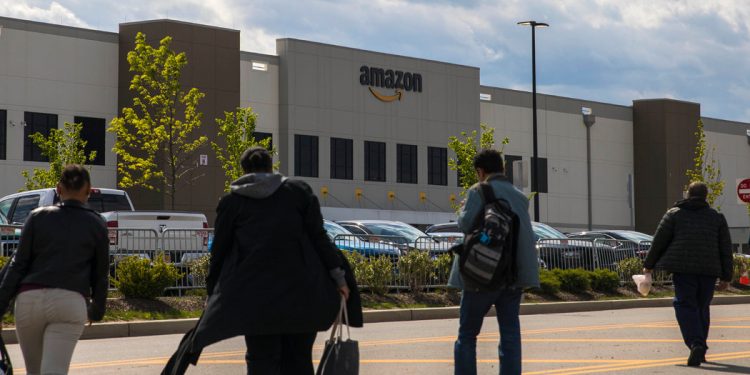 Amazon Grows in New York, Reviving Debate Over Abandoned Queens Project