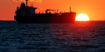 Oil turns negative ahead of US inventory data