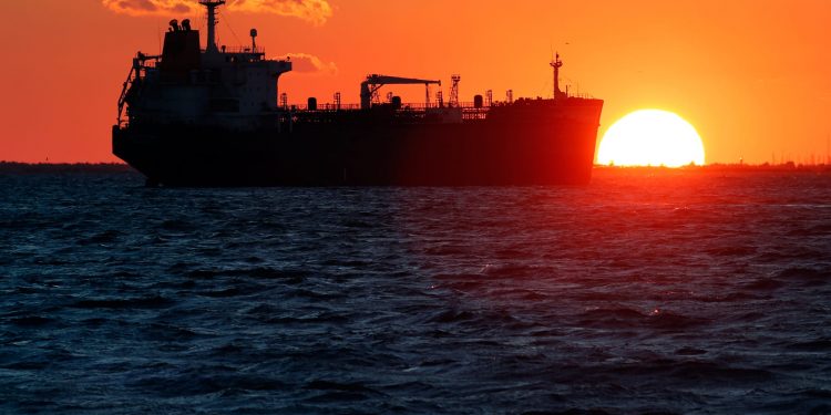 Oil turns negative ahead of US inventory data