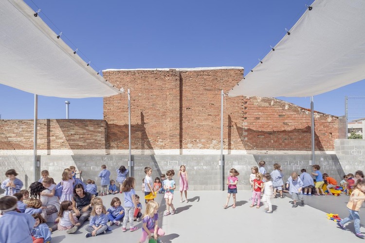 Refurbishment Of 906 School In Sabadell / H Arquitectes. Image © Adrià Goula