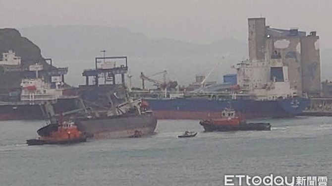 Cargo ship heavily listed by cargo shift, sheltered in Keelung, Taiwan – Maritime Bulletin