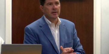 State auditor speaks on reverse auction law