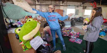Santa’s warehouse volunteers brings Toys for Tots – York Daily Record/Sunday News