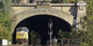 DRAMATIC VIDEO shows aftermath as cargo train plunges from bridge near historic Harpers Ferry outside Washington, DC — RT USA News