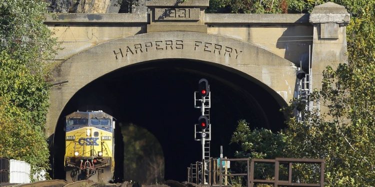 DRAMATIC VIDEO shows aftermath as cargo train plunges from bridge near historic Harpers Ferry outside Washington, DC — RT USA News