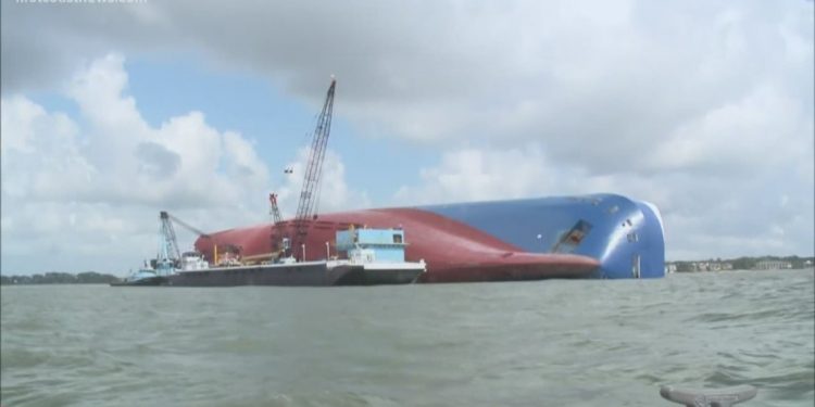 Divers remove oil, fuel from capsized Golden Ray cargo ship