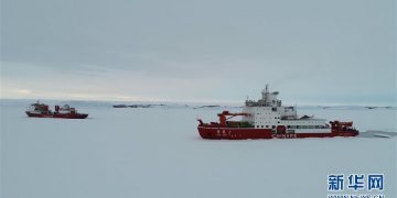 China’s icebreakers unload cargo in Antarctica