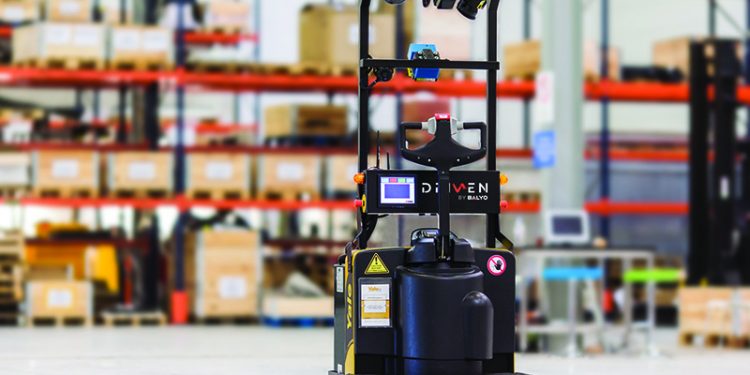 Elevating the lift truck platform