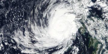 Typhoon Phanfone turns deadly, stops transportation in Philippines