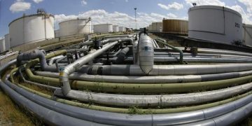 Oil up 4% on U.S. Crude Stocks Slide, OPEC Suspense Over Cuts By Investing.com