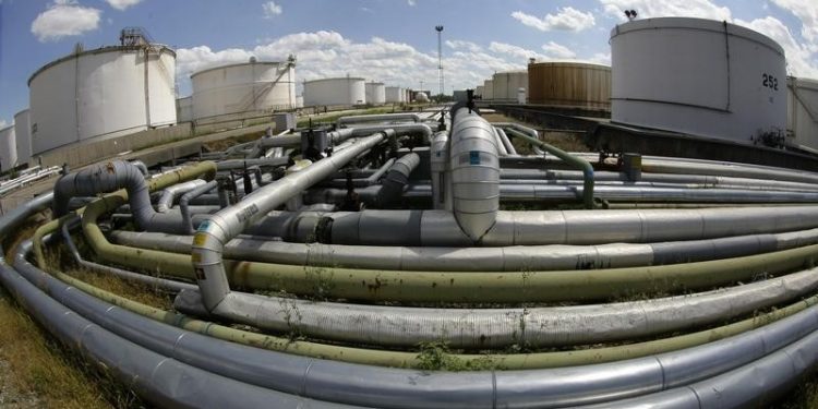 Oil up 4% on U.S. Crude Stocks Slide, OPEC Suspense Over Cuts By Investing.com