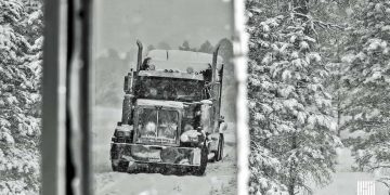 Strong storms hitting US coasts on cusp of new year