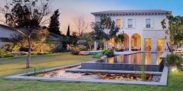 U.S. luxury homes facing a price correction period as inventory builds: Expert – Yahoo Finance