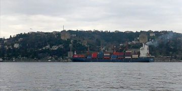 Cargo ship runs ashore in Bosphorus