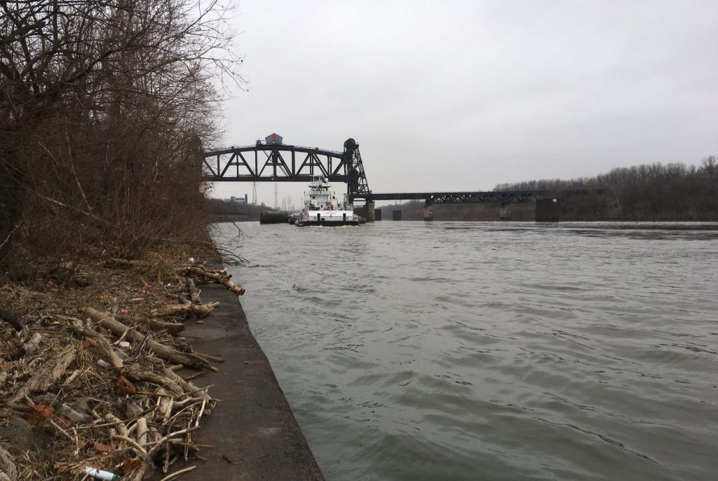 A towing vessel and barges moving through the area monitored by the Louisville Vessel Traffic Service on Dec. 22, 2017. (Photo by Alexandra Kanik/KyCIR)