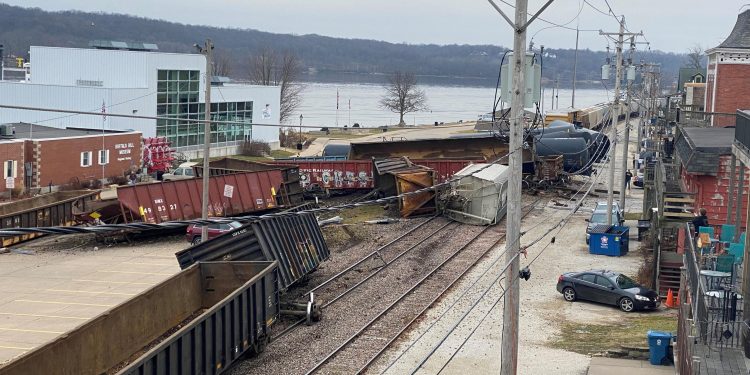 Train derailment in eastern Iowa leaves mess, slows traffic – News – The Hawk Eye Newspaper