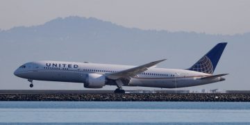 Bird strike forces Boeing 747 cargo plane back to SFO