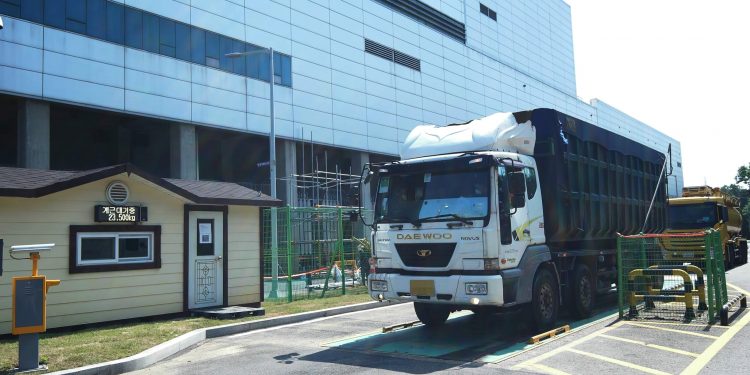 Samsung semiconductor business looks to local supply chain
