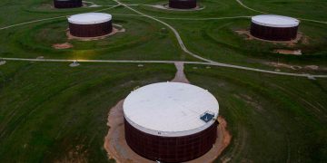 Oil prices fall on signs of rising U.S. crude inventories, fiscal stimulus uncertainty
