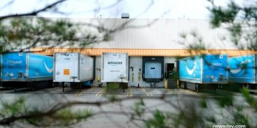Amazon, others add LI warehouses to deliver packages as consumers boost online spending