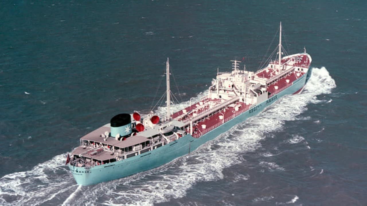The REGINA MAERSK displays the distinctive blue hull.  (Photo: A.P. Møller - Mærsk)