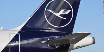 As UK border chaos continues Lufthansa airlifts fresh food to England