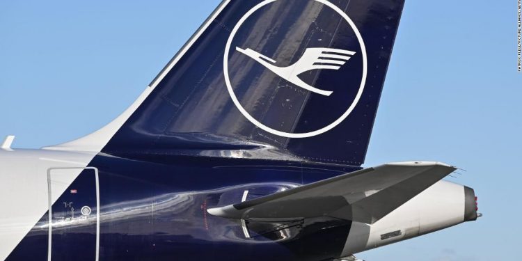 As UK border chaos continues Lufthansa airlifts fresh food to England