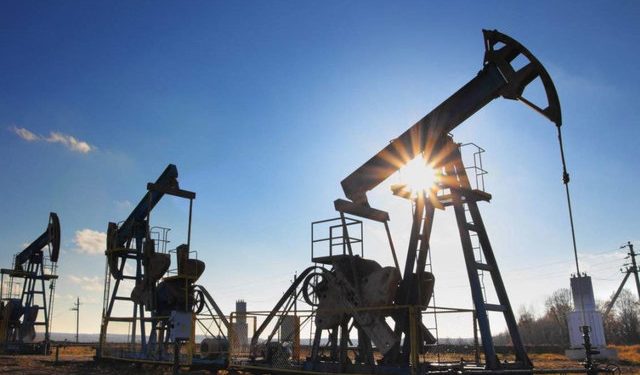 Oil gains 2pc after draws in US product inventories – Business Recorder