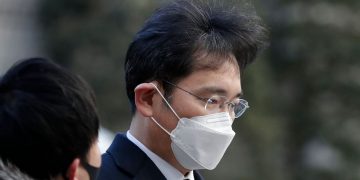 Prosecutors seek 9-year prison term for Samsung chief Lee