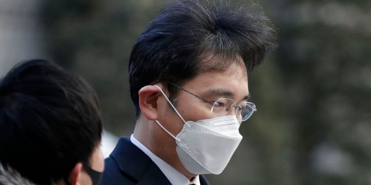 Prosecutors seek 9-year prison term for Samsung chief Lee