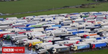 Covid-19: First trucks start leaving Kent lorry park after France reopens UK border – BBC News