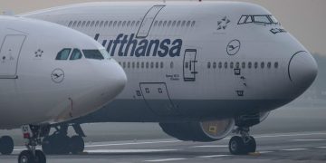 Lufthansa sends special cargo flight to UK with fresh food on board