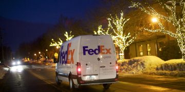 Integrators assist Santa despite capacity crunch
