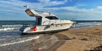 Hashish traffickers abandon cargo