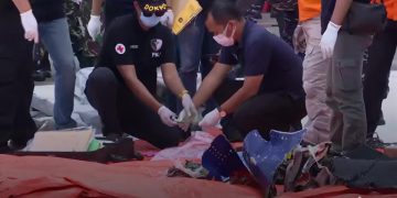 Indonesian divers find parts of plane wreckage in Java Sea – Yahoo News UK