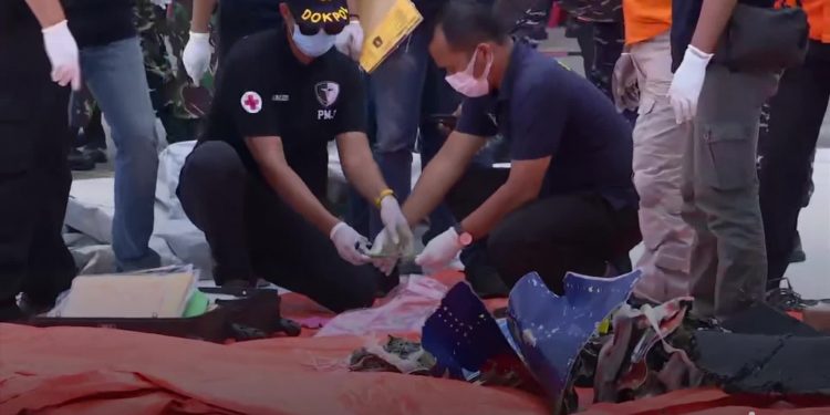 Indonesian divers find parts of plane wreckage in Java Sea – Yahoo News UK