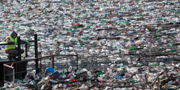 Rubbish-covered lake brings to light Balkans waste problem