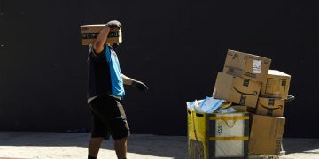 Amazon, Target and Costco Warehouses in LA Hit With COVID-19 Outbreak – Footwear News
