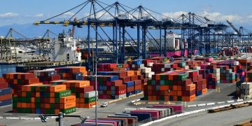‘We’ve got more cargo than we do skilled labor’: Fears of slowdown prompt calls for COVID-19 vaccines for L.A. County dockworkers