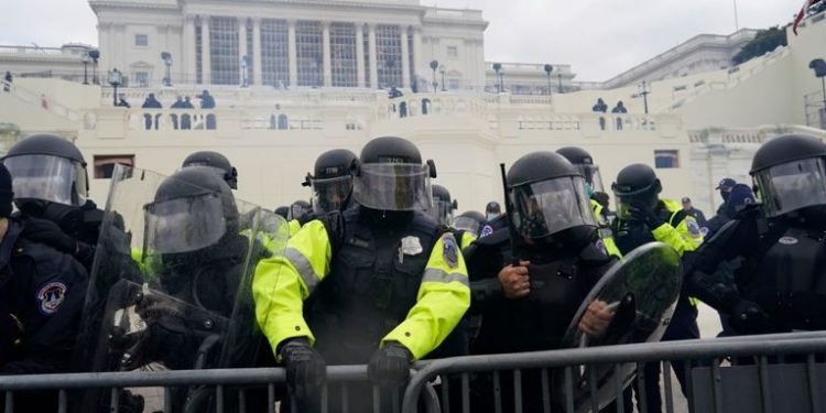 Capitol Hill unrest shrugged off by financial markets, as FTSE 100 briefly hits 6,900