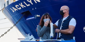 Jeff Bezos Names Rocket-Landing Ship in Honor of his Mother