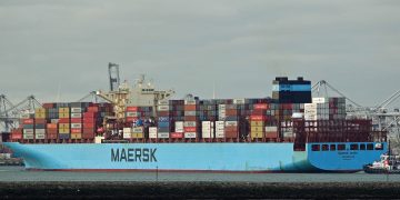 Maersk Essen loses 750 containers, sails for Mexico