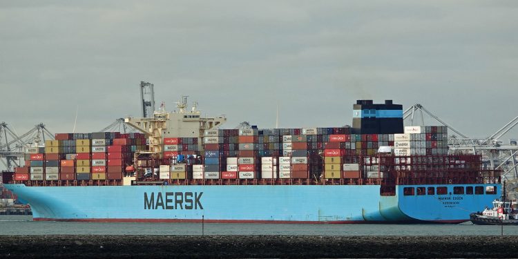 Maersk Essen loses 750 containers, sails for Mexico