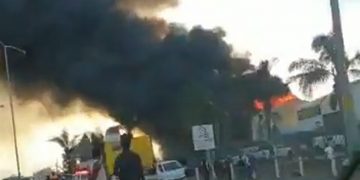 WATCH | Fire damages hardware warehouse in Johannesburg
