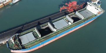 Sea Freight Backlog Eases in China as Factories Shut for National Holiday