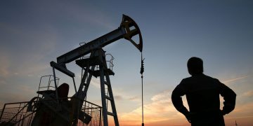 Indian Billionaire’s Refiner Buys First Cargo of Carbon-Offset Oil